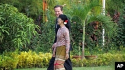 Thủ tướng Anh David Cameron và lãnh tụ đấu tranh cho dân chủ Miến Điện, bà Aung San Suu Kyi. Trong chuyến đến thăm Miến Điện Thủ tướng Cameron nói Anh sẽ bãi bỏ một số biện pháp cấm vận nước này