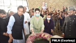 مریم نواز اور اُن کے خاوند کیپٹن (ر) صفدر نے اتوار کو کراچی کے دورے کے موقع پر مزارِ قائد پر حاضری دی تھی۔