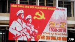 Công an “chỉ biết còn Đảng, còn mình” trên một pano nhân ngày 3 tháng 2, 2010.