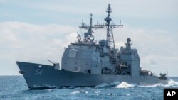 Tàu chiến USS Antietam của Mỹ mang theo tên lửa dẫn đường tại Biển Đông năm 2016.