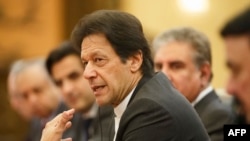 عمران خان کا کہنا ہے کہ نسل پرستانہ نظریات کا حامل گروہ جب بھی غالب آتا ہے خون ریزی کے دروازے کھل جاتے ہیں۔ (فائل فوٹو)