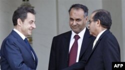 Tổng thống Pháp Nicolas Sarkozy (trái) bắt tay với ông Mahmoud Jibril (phải) và Ali Al-Esawi (giữa), Ðại diện Hội đồng Cai trị Lâm thời đối lập Libya sau cuộc họp tại điện Elysee, Paris, ngày 10 tháng 3, 2011