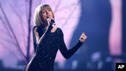 Taylor Swift trình diễn tại Lễ trao giải âm nhạc thường niên Grammy lần thứ 58 tại Los Angeles, ngày 15/2/2016.