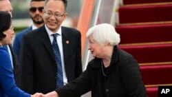 Bộ trưởng Tài chính Mỹ Janet Yellen (phải) đến Sân bay Quốc tế Thủ đô Bắc Kinh và được ông Dương Anh Minh (giữa 0Vụ trưởng Vụ Quan hệ Kinh tế Quốc tế của Bộ Tài chính Trung Quốc, tiếp đón vào ngày 6 tháng 7 năm 2023.