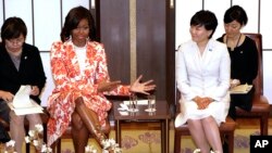 Đệ nhất Phu nhân Michelle Obama gặp phu nhân của Thủ tướng Nhật Bản, bà Akie Abe, tại Tokyo, ngày 19/3/2015. 