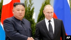 Kim Jong Un (trái) và Vladimir Putin, tại Vladivostok, Nga, ngày 25 tháng Tư, 2019.