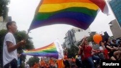 Phiên bản 'Pride Parade' Việt Nam có tên 'Viet Pride' đã lan tỏa khắp các thành phố lớn trên cả nước kể từ năm 2012. Năm 2016, Viet Pride được hàng ngàn người tham gia ở 36 tỉnh, thành. 