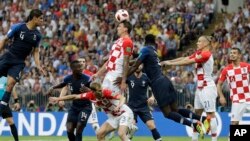 Cú đánh đầu phản lưới nhà của Mario Mandzukic.