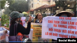 Người dân biểu tình gần tòa nhà Quốc hội ở Hà Nội hôm 21/10/2019. Photo EVA TV Vietnam.