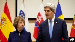 Ngoại trưởng Hoa Kỳ John Kerry (phải) và trưởng ban đối ngoại Liên hiệp châu Âu Catherine Ashton phát biểu ngắn gọn trước cuộc họp song phương tại trụ sở NATO ở Brussels, 4/12/2013.