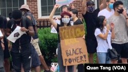 Người biểu tình gốc Á giơ khẩu hiệu ghi 'Yellow Peril Support Black Power' trong cuộc biểu tình ở Centreville, bang Virginia (Ảnh do Quinton Tăng chụp)