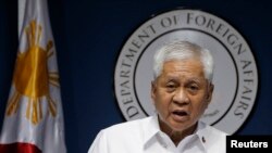 Bộ trưởng Ngoại giao Philippines Albert del Rosario đang nghiên cứu những khả năng thiết lập quan hệ đối tác chiến lược với các nước 