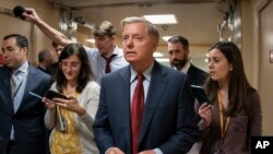 Lindsey Graham, thường là một đồng minh thân cận của ông Trump, là một trong những thượng nghị sĩ Cộng hòa biểu quyết ủng hộ bác các thương vụ này.