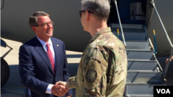 Bộ trưởng Quốc phòng Ash Carter được chào đón bởi Đại tướng McFarland khi đến ở Baghdad, ngày 18 tháng 4 năm 2016.