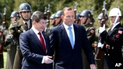 Thủ tướng Thổ Nhĩ Kỳ Ahmet Davutoglu và đối tác Australia, ông Tony Abbott, duyệt hàng quân danh sự trong buổi lễ tại Ankara, ngày 22/4/2015.