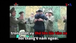 Thử thành công tên lửa, ông Kim Jong Un ôm chặt cấp dưới