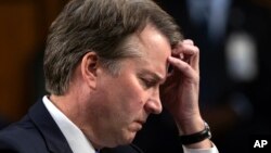 Thẩm phán Brett Kavanaugh, người được đề cử vào Tòa án Tối cao Hoa Kỳ, đã kịch liệt bác bỏ cáo buộc ông đã tấn công tình dục Giáo sư Christine Blasey Ford khi họ còn là học sinh trung học.