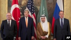 Từ bên trái: Ngoại trưởng Thổ Nhĩ Kỳ Feridun Sinirlioglu, Ngoại trưởng Mỹ John Kerry, Ngoại trưởng Ả Rập Xê-út Arabia Adel al-Jubeir và Ngoại trưởng Nga Sergey Lavrov trong cuộc họp ở Vienna ngày 23/10/2015.