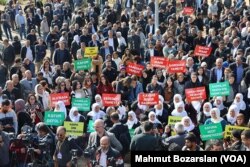 DEM Parti’nin Mardin Büyükşehir Belediyesi’nin karşısında düzenlediği grup toplantısına katılanlar tepkilerini alkış ve sloganlarla dile getirdi.