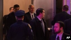 Phó tổng thống đắc cử Mike Pence rời nhà hát Richard Rodgers sau vở diễn "Hamilton" ở New York, ngày 18 tháng 11 năm 2016. 