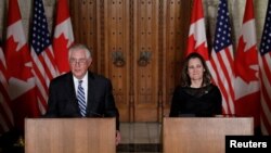 Ngoại trưởng Mỹ Tillerson, Ngoại trưởng Canada Chrystia Freeland họp báo ở Ottawa, Ontario, 19/12/2017