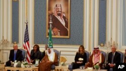 Tổng Thống Trump tại lễ dâng trà và trao huy chương của Quốc vương Saudi tại Cung điện Hoàng gia, thứ Bảy 20/5/2017 ở Riyadh.