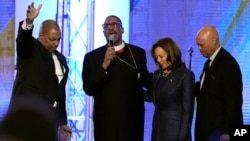 3 Kasım 2024 - Piskopos John Drew Sheard (sol ortada), Detroit'teki Greater Emmanuel Institutional Church of God in Christ kilisesinde düzenlenen bir ayin sırasında Demokrat Parti başkan adayı ve Başkan Yardımcısı Kamala Harris için cemaatle birlikte dua ediyor.