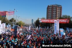 TÜRK-İŞ tarafından düzenlenen mitinge katılanlar pankartlar ve Türk bayrakları taşıdı.