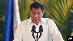 Tổng thống Philippines Rodrigo Duterte nói chuyện với các phóng viên trước khi lên đường thăm chính thức Nhật Bản, tại sân bay quốc tế Ninoy Aquino ở ngoại ô thành phố Pasay, phía nam Manila, Philippines, 25/10/2016.