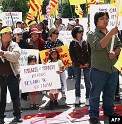 Biểu tình trước lãnh sự quán Trung Quốc ở Los Angeles, ngày 4/6/2011