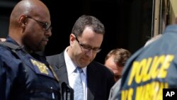 Jared Fogle rời Tòa án liên bang ở Indianapolis, ngày 19/8/2015, sau một cuộc điều trần về tội ấu dâm và khiêu dâm.