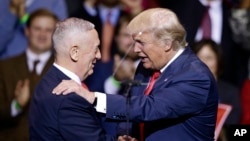 Tổng thống đắc cử Donald Trump (phải) giới thiệu Tướng James Mattis, người được đề cử làm bộ trưởng quốc phòng, tại một cuộc mít tinh ở Fayetteville, N.C., 6/12/2016.