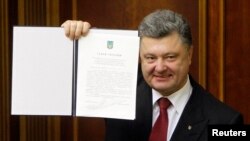 Tổng thống Ukraine Petro Poroshenko cầm thỏa thuận liên kết vừa ký với Liên hiệp Châu Âu tại phiên họp của Quốc hội ở Kiev, ngày 16/9/2014.