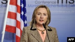 Ngoại trưởng Clinton nói Hoa Kỳ có ảnh hưởng giới hạn với Libya nên việc đáp ứng cần phải có tham gia của quốc tế thông qua Liên Hiệp Quốc