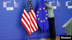 Cờ của EU và U.S. tại một cuộc đàm phán thương mại ở Brussels (ảnh tư liệu).