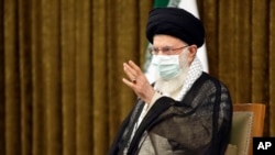 ایران کے سپریم لیڈر آیت اللہ علی خامنہ ای کے دفتر سے جاری ہونے والی تصویر میں وہ صدر حسن روحانی اور ان کی انتظامیہ کے عہدیداروں سے الوداعی ملاقات کے بعد خطاب کر رہے ہیں۔