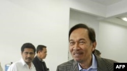 Lãnh tụ đối lập Malaysia Anwar Ibrahim nói chuyện với các ủng hộ viên ở Kuala Lumpur, ngày 3/1/2012