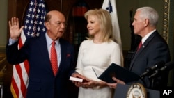 Nhà đầu tư tỉ phú Wilbur Ross tuyên thệ nhậm chức bộ trưởng thương mại tại Toà Bạch Ốc ở Washington, 28/2/2017.