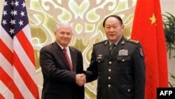 Bộ trưởng Quốc phòng Hoa Kỳ Robert Gates và Bộ trưởng Quốc phòng Trung Quốc Lương Quang Liệt tại Hội nghị Thượng đỉnh An ninh châu Á