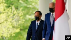 Tổng thống Mỹ Joe Biden và Thủ tướng Nhật Bản Yoshihide Suga đi từ Phòng Bầu Dục ra phát biểu trong một cuộc họp báp tại Vườn Hồng của Nhà Trắng, ngày 16 tháng 4, 2021, ở Washington.