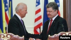 Tại cuộc họp báo chung với Tổng thống Ukraine Petro Poroshenko, Phó Tổng thống Mỹ Joe Biden gọi hành động của Nga ở Ukraine 'vi phạm trắng trợn' thỏa thuận ngừng bắn ký kết hồi tháng 9.