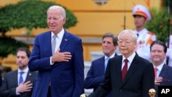 TƯ LIỆU - Tổng Bí thư Đảng Cộng sản Việt Nam Nguyễn Phú Trọng và Tổng thống Mỹ Joe Biden tham dự lễ đón tiếp tại Phủ Chủ tịch ở Hà Nội, ngày 10 tháng 9 năm 2023.