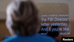 Ứng cử viên tổng thống Ðảng Dân chủ Hillary Clinton nói về cuộc điều tra của FBI nhắm vào các email của bà trong một cuộc mít tinh tại bãi biển Daytona, Florida, 29/10/2016.