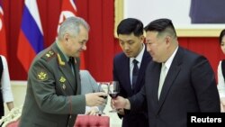 Bộ trưởng Quốc phòng Nga Sergei Shoigu và lãnh tụ Triều Tiên Kim Jong Un tại lễ Kỷ niệm 70 năm ngày đình chiến trong Chiến tranh Triều Tiên ở Bình Nhưỡng, tháng 7/2023. (Ảnh tư liệu).