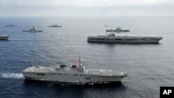 Tàu sân bay USS George Washington, tàu đổ bộ JS Hyuga cùng với các tàu khác của Hải quân Mỹ trong một cuộc tập trận hải quân ở Biển Hoa Đông.