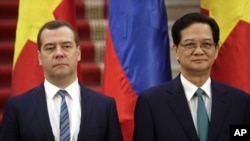 Thủ tướng Nga Dmitry Medvedev (trái) và Thủ tướng Nguyễn Tấn Dũng dự lễ ký kết các thỏa thuận hợp tác trong chuyến đến thăm Việt Nam của ông Medvedev, 6/4/15