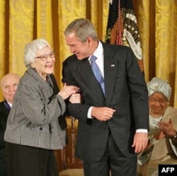 Nhà văn Harper Lee với Tổng thống Georges W. Bush tại tòa Bạch Ốc năm 2007, khi bà được trao giải Presidential Medal of Freedom nhờ ảnh hưởng sâu xa của cuốn To Kill A Mockingbird đối với phong trào tranh đấu cho quyền công dân tại Mỹ vào thập niên 1960.