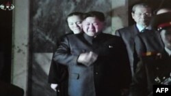 Ông Kim Jong Un, con trai của cố lãnh đạo Bắc Triều Tiên Kim Jong-il lau nước mắt khi ông tiếp những người đến thăm tại Cung Tưởng Niệm Kumsusan hôm 26/12/11