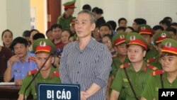 Ông Lê Đình Lượng tại phiên tòa hôm 16 tháng Tám, tại Nghệ An. (AFP PHOTO / Vietnam News Agency / Vietnam News Agency)