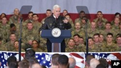 Phó Tổng Thống Pence tại phi trường Bagram, Afghanistan, ngày 21/12/2017. (Ảnh AP)